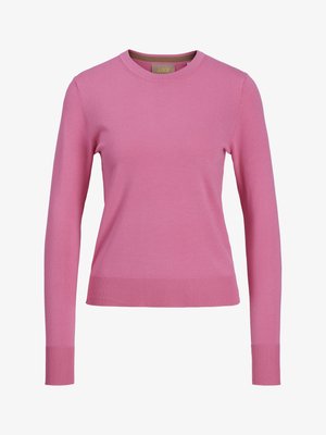 Lange mouw roze trui met ronde hals en geribde mouwen en zoom, weergegeven tegen een witte achtergrond.