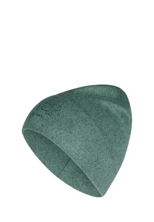 Grüne Fleece-Mütze mit gesticktem Umriss eines Bären und kleinem Text auf der Vorderseite, isoliert auf weißem Hintergrund.