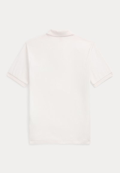 Lihtne valge lühikeste varrukatega polo särk, nähtav tagantpoolt, klassikalise kraega ja ilma nähtava disaini või logodeta.