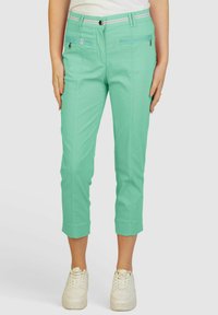 Mintgrüne, taillierte Cropped-Hosen mit vorderen Taschen und kontrastierendem gestreiften Bund. Hergestellt aus leichtem, atmungsaktivem Material.