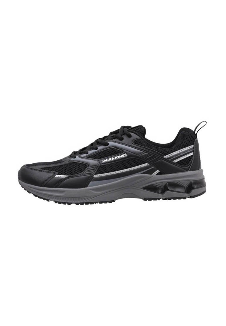 Des chaussures de sport noires avec une tige en mesh, une semelle en caoutchouc et des accents réfléchissants. Elles sont dotées d'un col et d'une languette rembourrés pour un confort optimal.