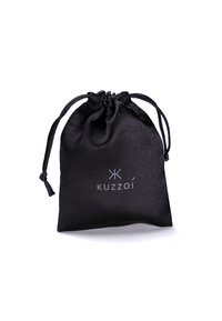 Juodas satino raištelių maišelis su lygiu paviršiumi, ant kurio yra sidabrinė logotipo "KUZZOI". Kompaktiškas ir stilingas dizainas saugojimui ar dovanoms.