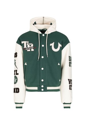 Groen en witte varsityjack met capuchon, voorknopen, "Los Angeles True Religion" patch en tekst op crèmekleurige mouwen.