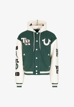 Zielono-biała kurtka varsity z kapturem, z przodu zapinana na guziki, z naszywką "Los Angeles True Religion" oraz tekstem na kremowych rękawach.