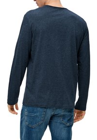 s.Oliver MIT AUFGESETZTER BRUSTTASCHE - Langarmshirt - navy