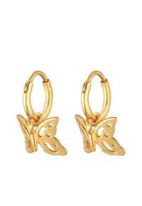 Guldörhängen med hoop-form som har fjärilcharmar med utskurna mönster. Den släta finishen och den cirkulära formen förstärker den delikata utseendet.