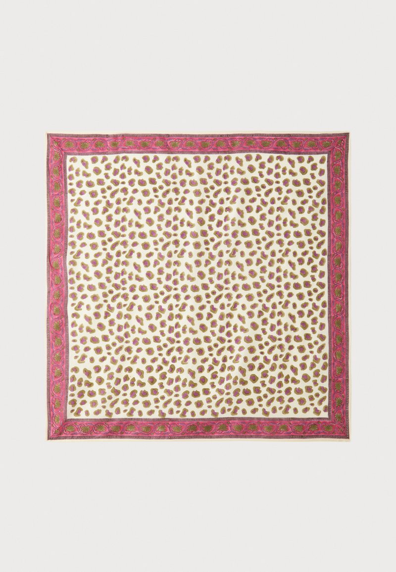 Carré en soie avec un fond crème présentant un motif d'impression animalière éparpillé en doré et marron, bordé d'un cadre floral rose.