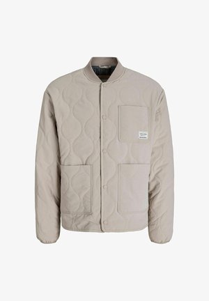 Veste bomber matelassée en beige clair, dotée d'une fermeture à boutons-pression, d'un col côtelé et d'une poche poitrine avec un logo.