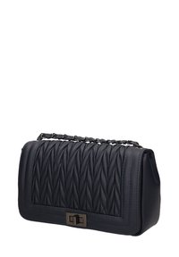 Borsa a tracolla in pelle trapuntata nera con cuciture a zigzag, forma rettangolare, tracolla a catena e chiusura metallica a scatto sulla patta anteriore.