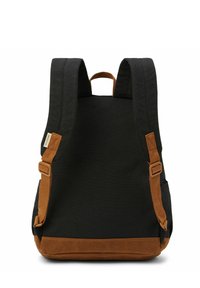 Zwarte rugzak met bruine accenten, gemaakt van duurzaam stof, met gevoerde verstelbare schouderbanden en een klassiek, minimaal ontwerp.