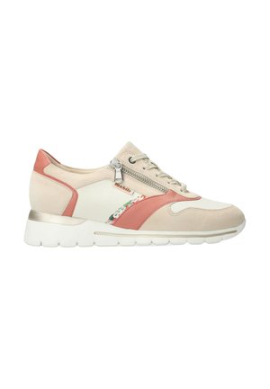 Baskets légères avec des accents en cuir et daim beige, des superpositions roses et une bande florale décorative. Comprend une fermeture éclair sur le côté et une semelle rembourrée.