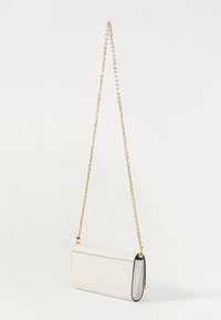 Sac en cuir blanc à bandoulière avec une chaîne dorée. Présente des finitions noires, une forme rectangulaire et une texture lisse. Aucune motif visible.