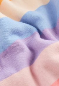 Strickstoff mit horizontalen Streifen in Pastellfarben: Blau, Lavendel, Rosa und einem hellen Beige. Die Textur wirkt weich und glatt.