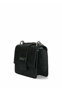 Borsa nera con una texture glitterata, forma rettangolare, chiusura a patta magnetica e tracolla a catena. Presenta una finitura liscia e lucida con hardware minimal.
