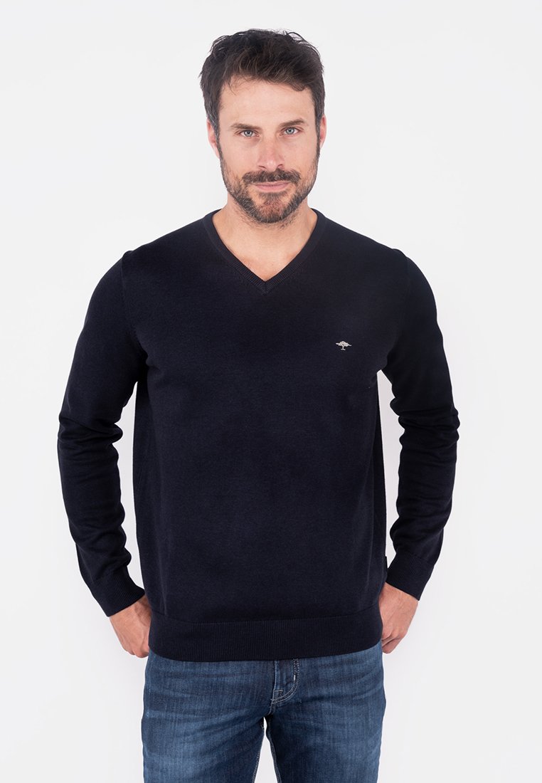 Pulover slim-fit de culoare bleumarin, cu decolteu în V, fabricat dintr-un material tricotat moale, având mâneci lungi și un logo mic pe piept în partea stângă.