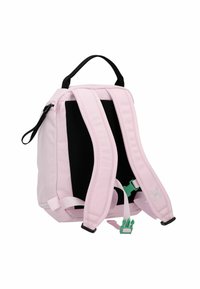 Sac à dos rose avec dos en tissu maillé noir, bretelles rembourrées et une fermeture verte. Il possède une poignée sur le dessus et une poche latérale zippée.