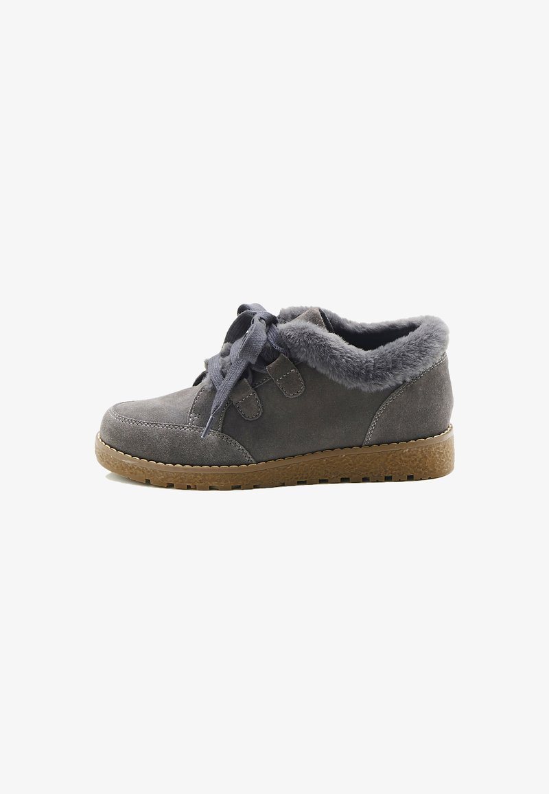 Zapatillas de ante gris con forro de pelo, suela de goma gruesa y cordones atados, diseñadas para aportar calidez y comodidad.