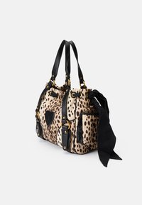 Borsa a tracolla con stampa leopardata, dettagli in pelle nera, accessori dorati, una sciarpa removibile e una tasca laterale. Texture morbida, forma strutturata.