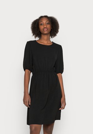 Vestido preto com um decote redondo, mangas curtas e bufantes, e uma cintura elástica. Textura suave com um corte descontraído, caindo acima do joelho.