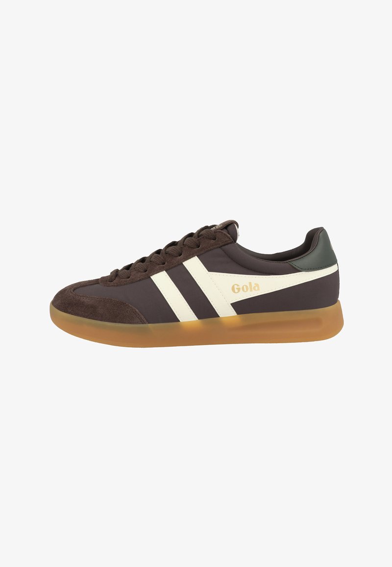 Zapatilla deportiva Brown Gola con rayas laterales blancas, puntera de ante, lengüeta negra en el talón y suela de goma translúcida, mostrada de perfil.