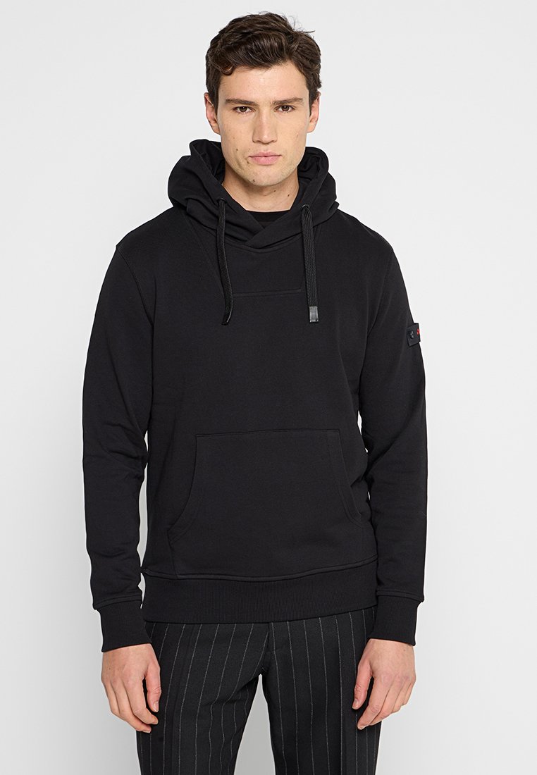 Zwarte hoodie gemaakt van zachte stof, met een kangoeroezak, een trekkoordcapuchon en ribgebreide mouwen. Ontworpen voor een relaxte pasvorm.