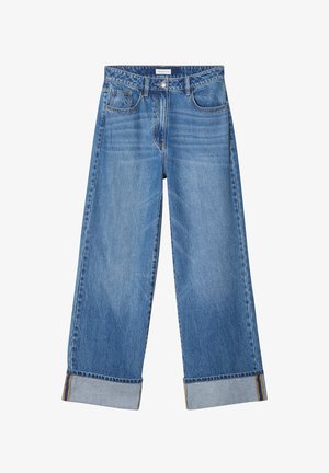 Jean large en denim bleu, taille haute, avec cinq poches et ourlets roulés. Présente une texture délavée et des coutures contrastées.