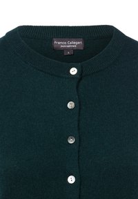 Dunkelgrüner gerippter Kaschmir-Cardigan mit Rundhalsausschnitt und fünf weißen Knöpfen vorne, Größe S, Etikett sichtbar im Kragen.