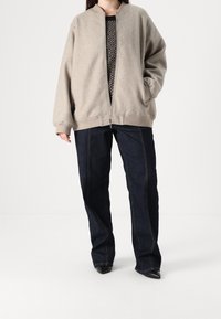 ONLY Carmakoma Bomberjacka - taupe