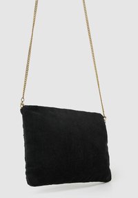 Czarna, welurowa torebka kopertówka o prostokątnym kształcie i złotej łańcuszkowej rączce. Miękka tekstura z minimalnym detalami i czystym, eleganckim designem.