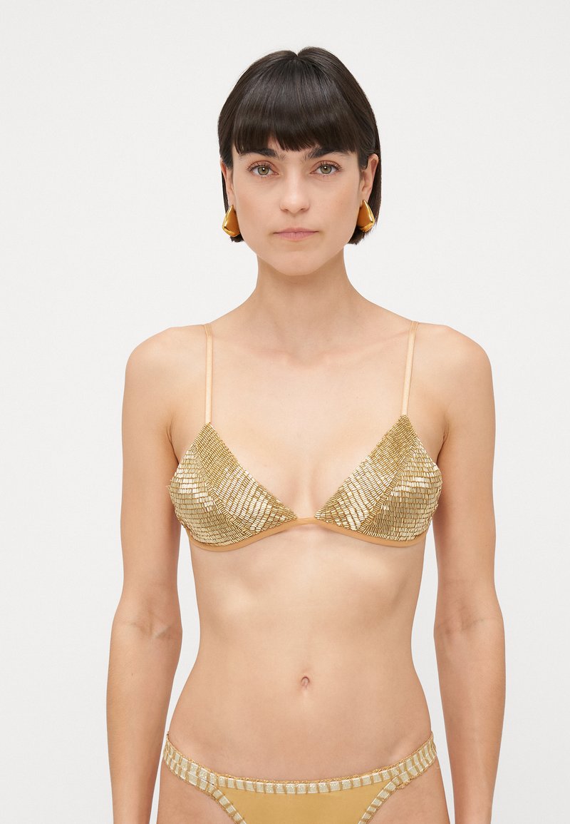 Top bikini in tessuto dorato con paillettes, coppe triangolari, spalline regolabili e parte inferiore coordinata con dettagli in paillettes lungo i bordi.