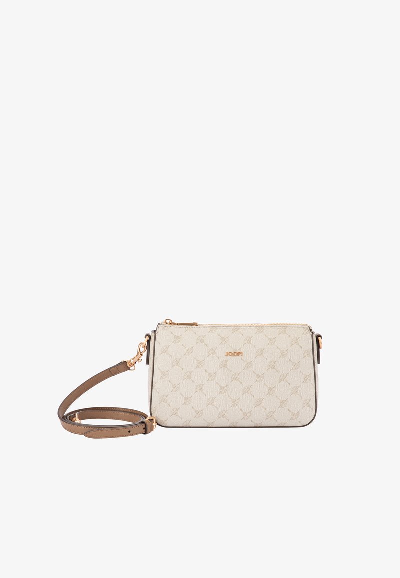 Sac bandoulière beige avec motif de logo répété, fermeture éclair dorée et garnitures métalliques, et sangle en cuir marron réglable.