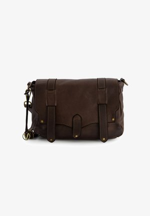 Sac messager en cuir marron avec fermeture à rabat, deux sangles et accents en laiton. Présente une texture lisse et des détails cousus.