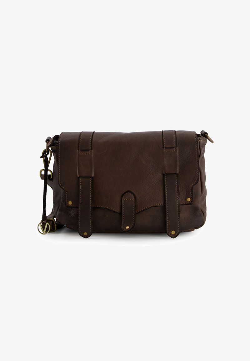 Bruine leren schoudertas met een klep sluiting, twee banden en accenten van messing hardware. Heeft een gladde textuur en gestikte details.