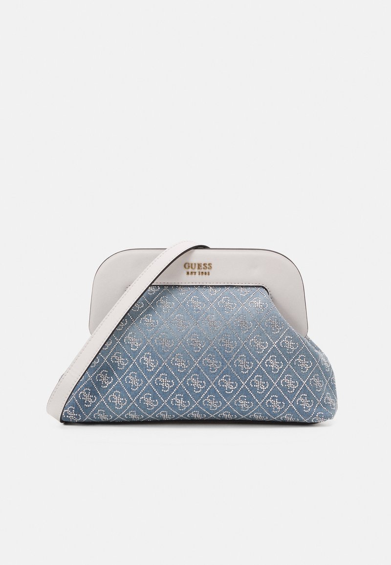 Sac à main Guess bleu et blanc avec motif losange et bandoulière blanche, avec logo Guess doré et fermeture à pression sur le dessus.