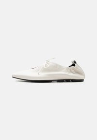 Sélectionné, off white