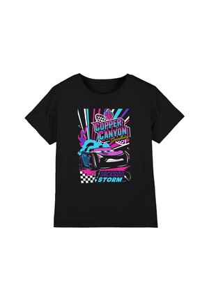 Schwarzes T-Shirt mit einem grafischen Druck eines lila Autos mit Flammen, Text mit "COPPER CANYON" und "JACKSON STORM" sowie bunten Designelementen.