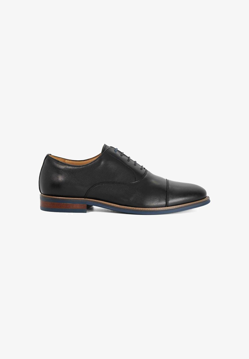 Chaussure Oxford pour homme en cuir noir avec laçage fermé, bout à capuchon et semelle en bois avec dessous en caoutchouc bleu, vue de profil.