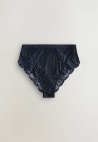 Marineblaue Unterwäsche aus einem glatten, glänzenden Stoff. Florale Spitze an den Seiten sorgt für Textur und verfügt über gewellte Kanten für Details.