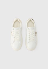 Λευκά αθλητικά παπούτσια με λείο δερμάτινο επάνω μέρος, στρογγυλεμένη μύτη, κλείσιμο με κορδόνια και μεταλλικές λεπτομέρειες στη φτέρνα. Εντυπωσιακό λογότυπο στη εσωτερική σόλα.