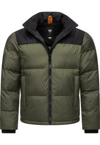Zeleni puffer jakna s crnim gornjim dijelom, prednjim zatvaračem, bočnim džepovima i crnim manžetama. Sadrži narančasti akcent na ovratniku.