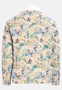Camicia a maniche lunghe con motivo floreale in tessuto morbido, caratterizzata da un colletto in pecora bianca, con una miscela di tonalità blu, gialle e marroni.