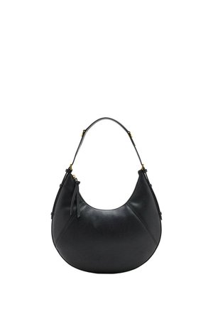 Bolso bandolera de piel negro con forma de media luna, correa curva, herrajes en tono dorado y tirador de cremallera lateral, sobre fondo blanco.