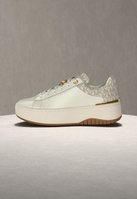 Weißer Ledersneaker mit einer strukturierten hellgrauen Musterung und goldfarbenen Metalldetails. Verfügt über eine klobige Plateausohle mit profiliertem braunem Absatz.