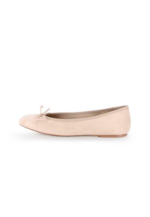 Bailarinas de ante beige con punta redondeada, lazo decorativo en la parte delantera y un tacón bajo simple. Textura suave y acentos mínimos.