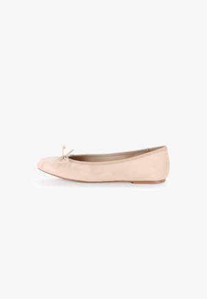 Bailarinas de ante beige con punta redondeada, lazo decorativo en la parte delantera y un tacón bajo simple. Textura suave y acentos mínimos.