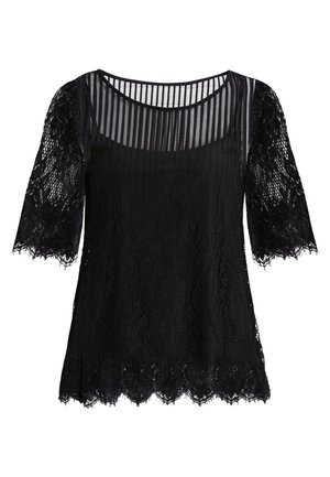Blouse en dentelle noire avec manches transparentes trois-quarts, ourlet festonné et encolure à empiècement rayé transparent.