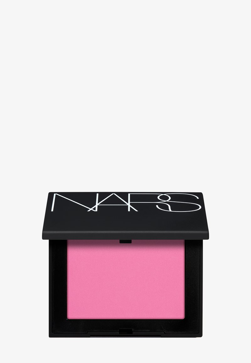 Boîtier noir ouvert avec logo NARS contenant un blush poudre rose vif sur fond blanc. Aucune personne ni objet supplémentaire présent.