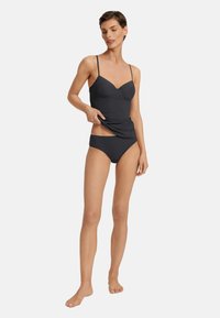 Tmavě šedý bikiny set obsahující dobře padnoucí vršek s nastavitelnými ramínky a nízké kalhotky. Hladká textura, minimální švy a elegantní design.