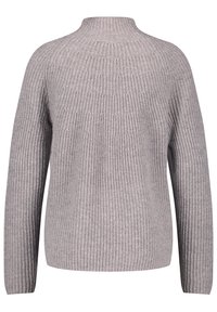 Maglione grigio a coste con collo alto, maniche lunghe e motivo texturizzato. Il tessuto sembra morbido e accogliente.