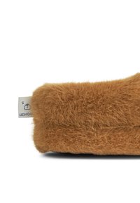 Brun plyschkudde med fluffig textur och rektangulär form. Har en liten tygmärkning med varumärkesnamn och logo på ena sidan.